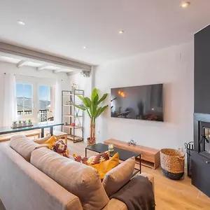  Chalet Beautifully Renovated 4 Bedroom + Kid's